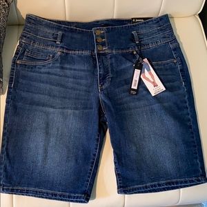 D. Jeans stretchy Shorts